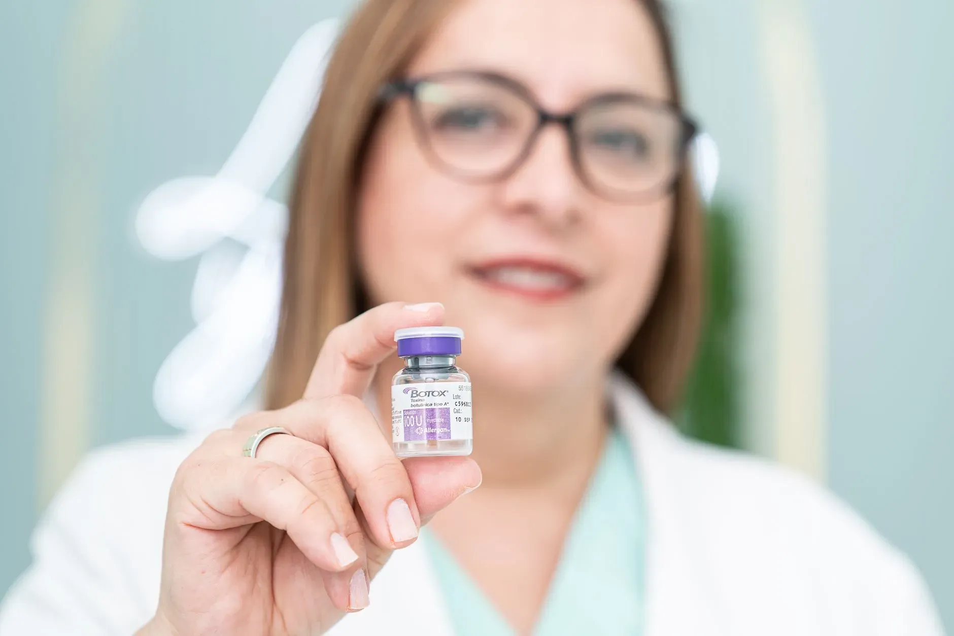 Injeksaun droga reversu idade iha sala laboratóriu, ho sientista sira prepara tiha ba teste klinik primeiru iha ema.