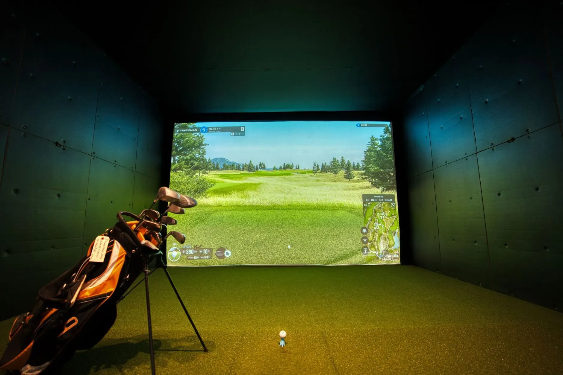 Imajen kona-ba PGA Tour Superstore ho simulador golf iha loja