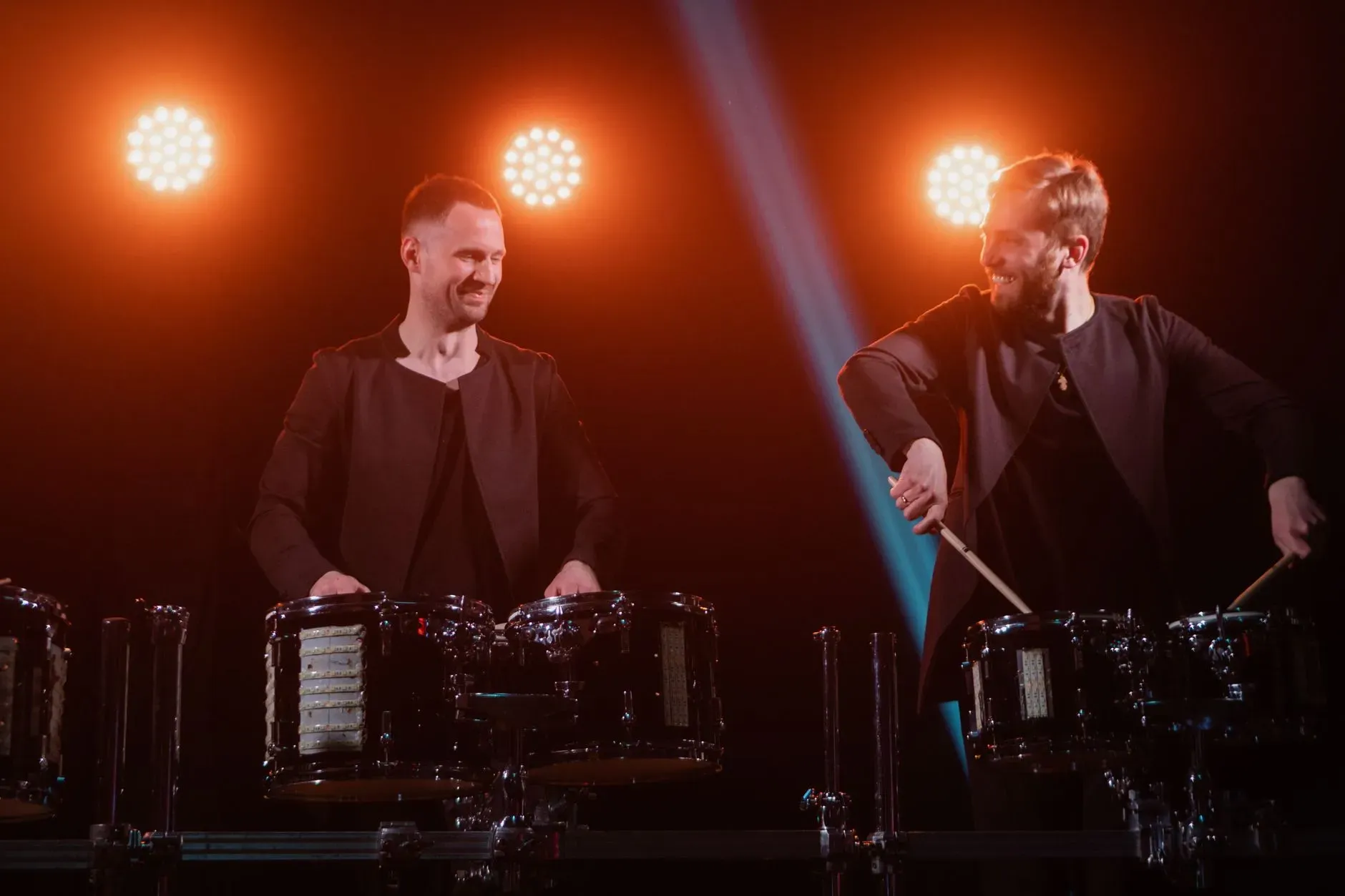 Duo The Chainsmokers iha konsertu músika eletrónika iha sidade Índia, hanesan Mumbai, iha Dezembru 2024