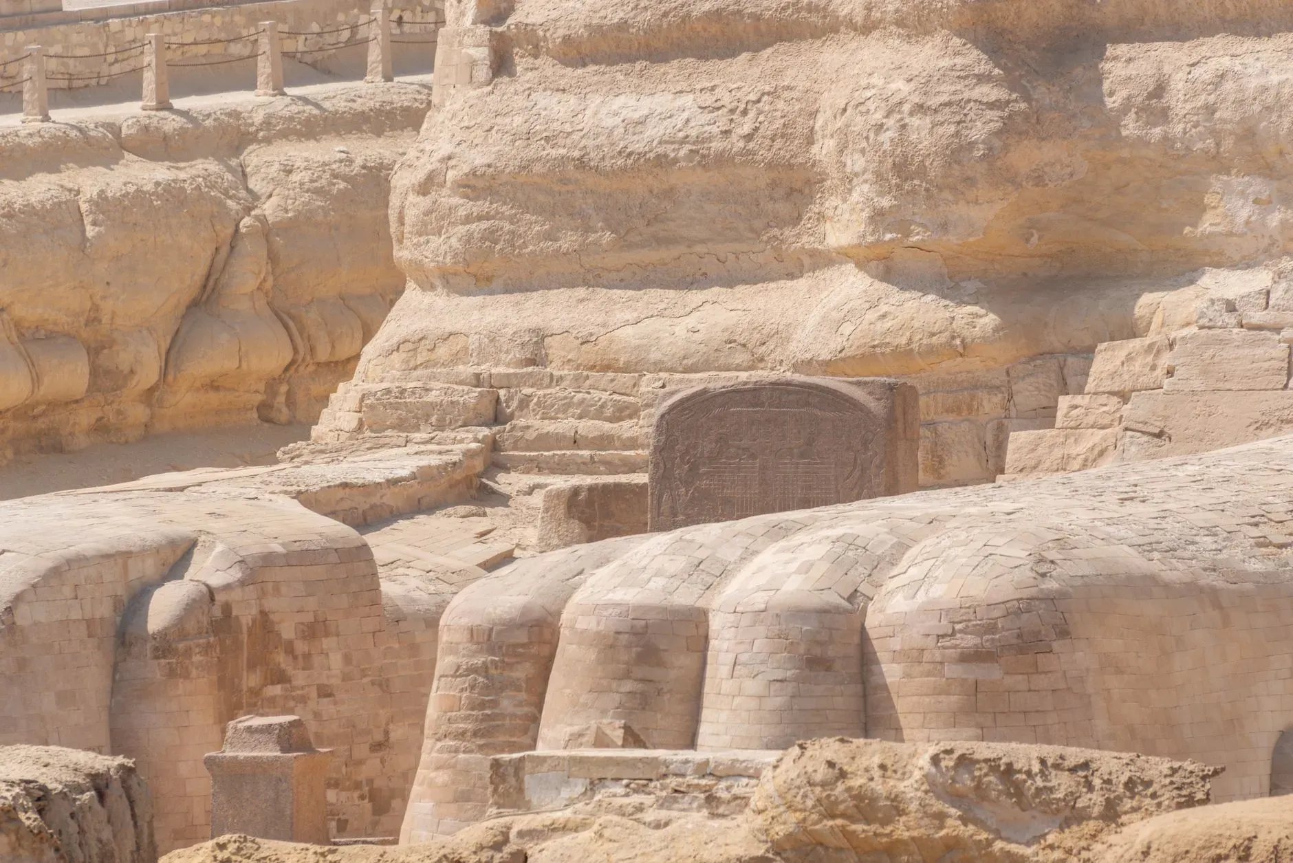 Foto Great Sphinx iha Egiptu ho ekipamentu scan foun ne'ebé peskizador sira uza atu hetan estrutura sekretu iha laran.