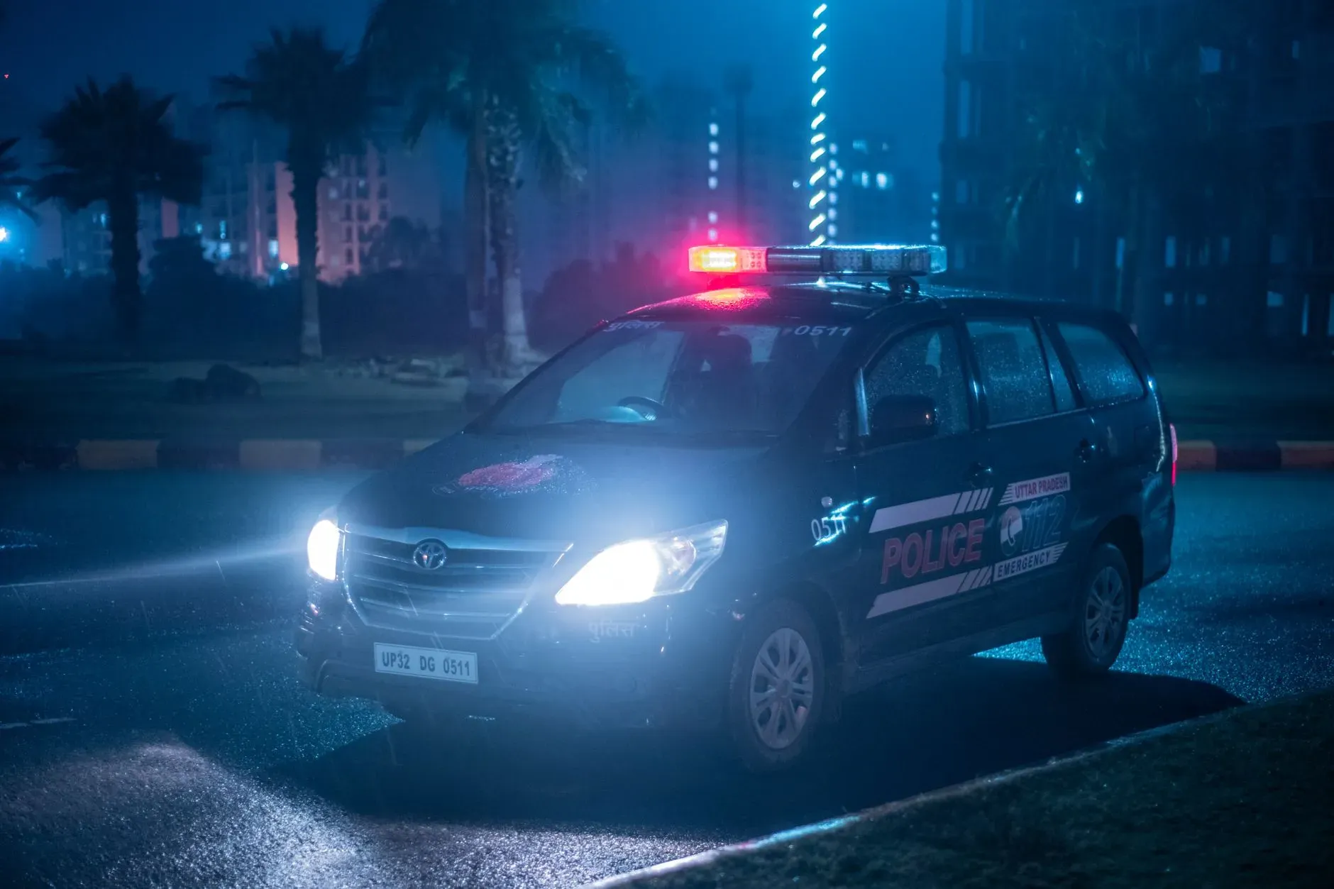 Imajen Toyota Innova Crysta 2026 ho gril dianteira no farol atualizadu, hatudu mudansa ki'ik maibe importante iha dezenu.