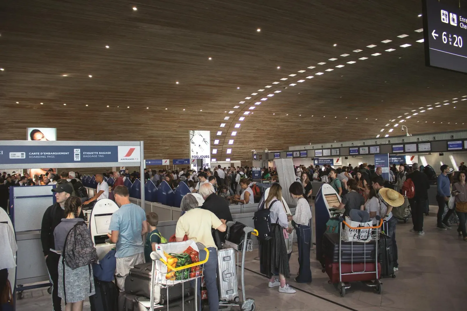 Ema barak hein iha kua tiha iha Aeroportu Lisboa, ho karas boot no tensaun, tanba sistema foun EU ne'ebé foti dadus biometria