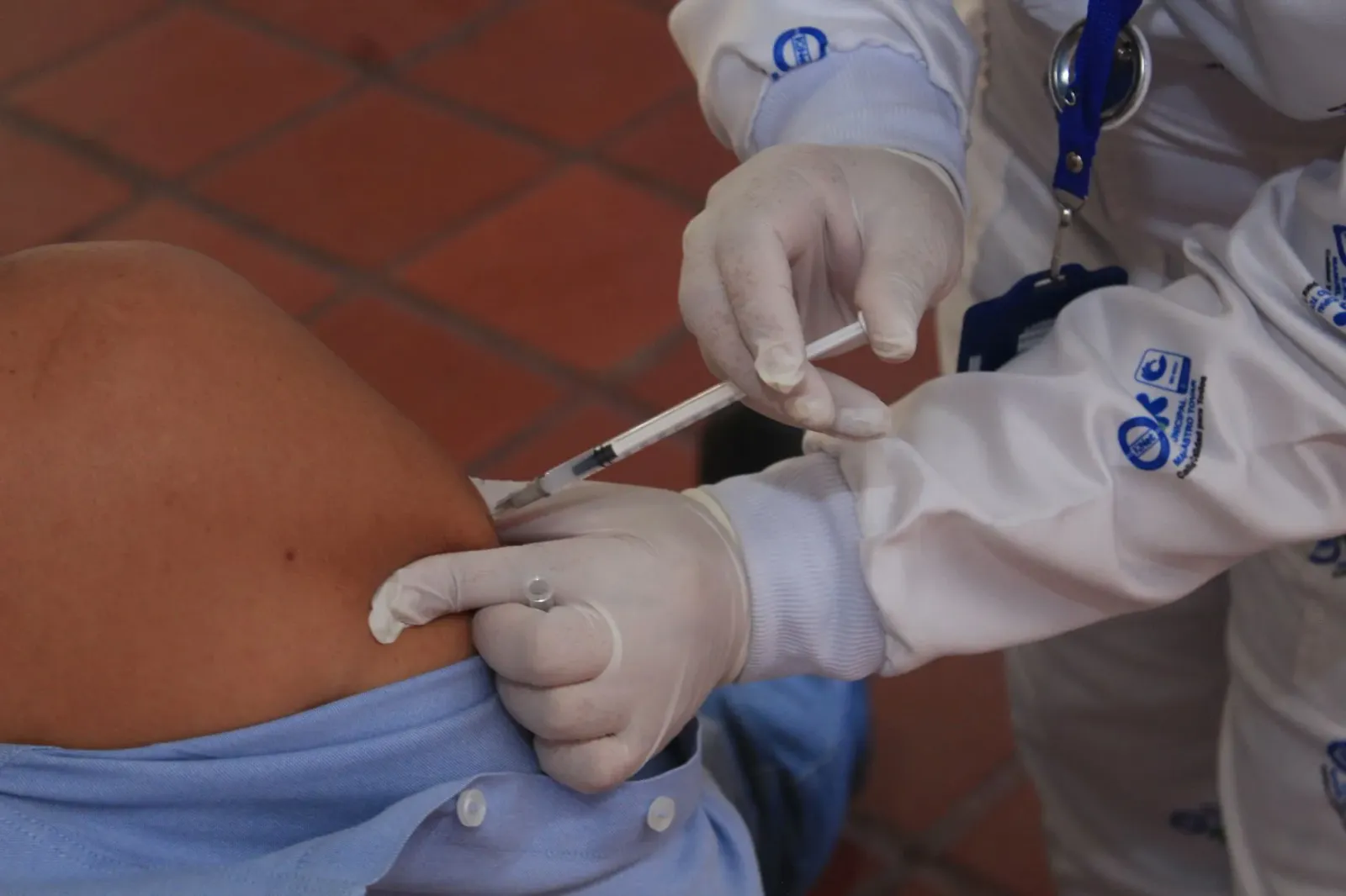 Traballadór saúde ho uniforme iha Pakistan halao vaksinasaun polio, ambiente seguru maibe iha risku ataque