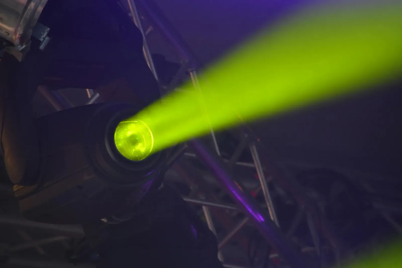 Imajen ida hatudu teatro modernu ho luz neon no elementu verde iha palcu, simboliza sustentabilidade no inovasaun iha indústr