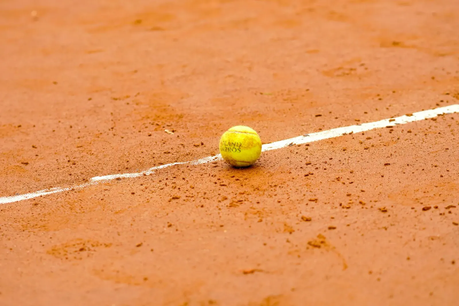 Jogadór tenis Novak Djokovic haree triste depois derrota husi teenager Joao Fonseca iha French Open 2026