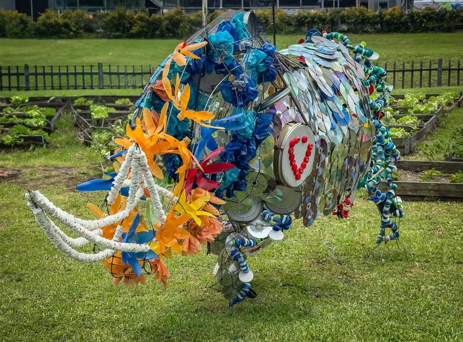 Arte instalasaun husi Moffat Takadiwa iha Harare, Zimbabwe, uza plastiku reciklajen hodi refleta kona-ba istória kolonial