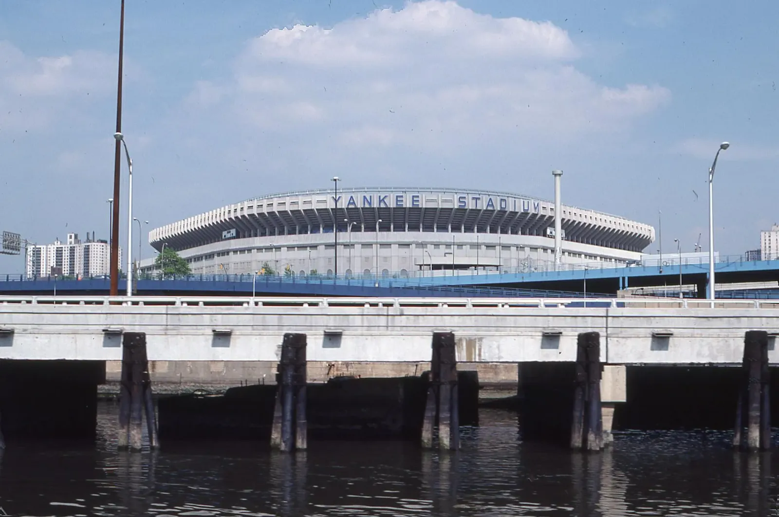 Vista únika husi sidade New York ho estátio desportu hanesan Yankee Stadium no Madison Square Garden iha loron 16 Juñu 2026, 