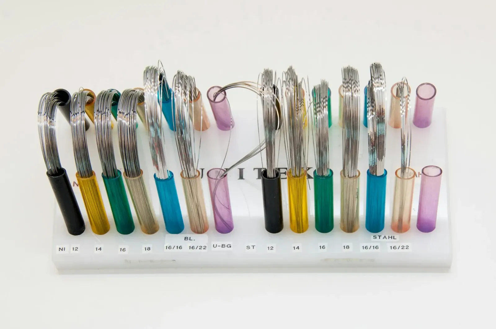 Imajen ida hatudu material metál memória hanesan nitinol ne'ebé uza iha stent medisina, ho forma ne'ebé bele muda depois heta