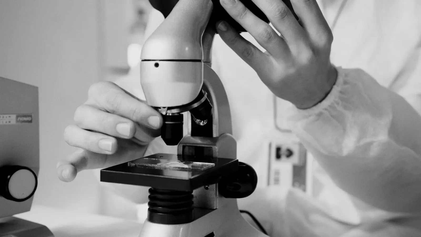 Imajen ida ne'ebé hatudu laboratóriu sientífiku ho mikroskópiu no ferramenta peskiza, hanesan símbolu integridade no rigor si