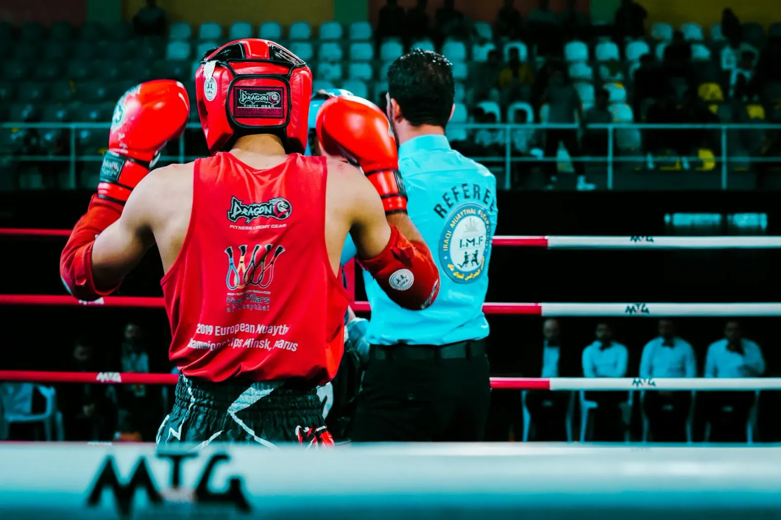 Rico Verhoheen iha luta kickboxing ho arbitru ne'ebé para luta ho tempu kontroversial, hatudu ekspresão frustradu no kolega s