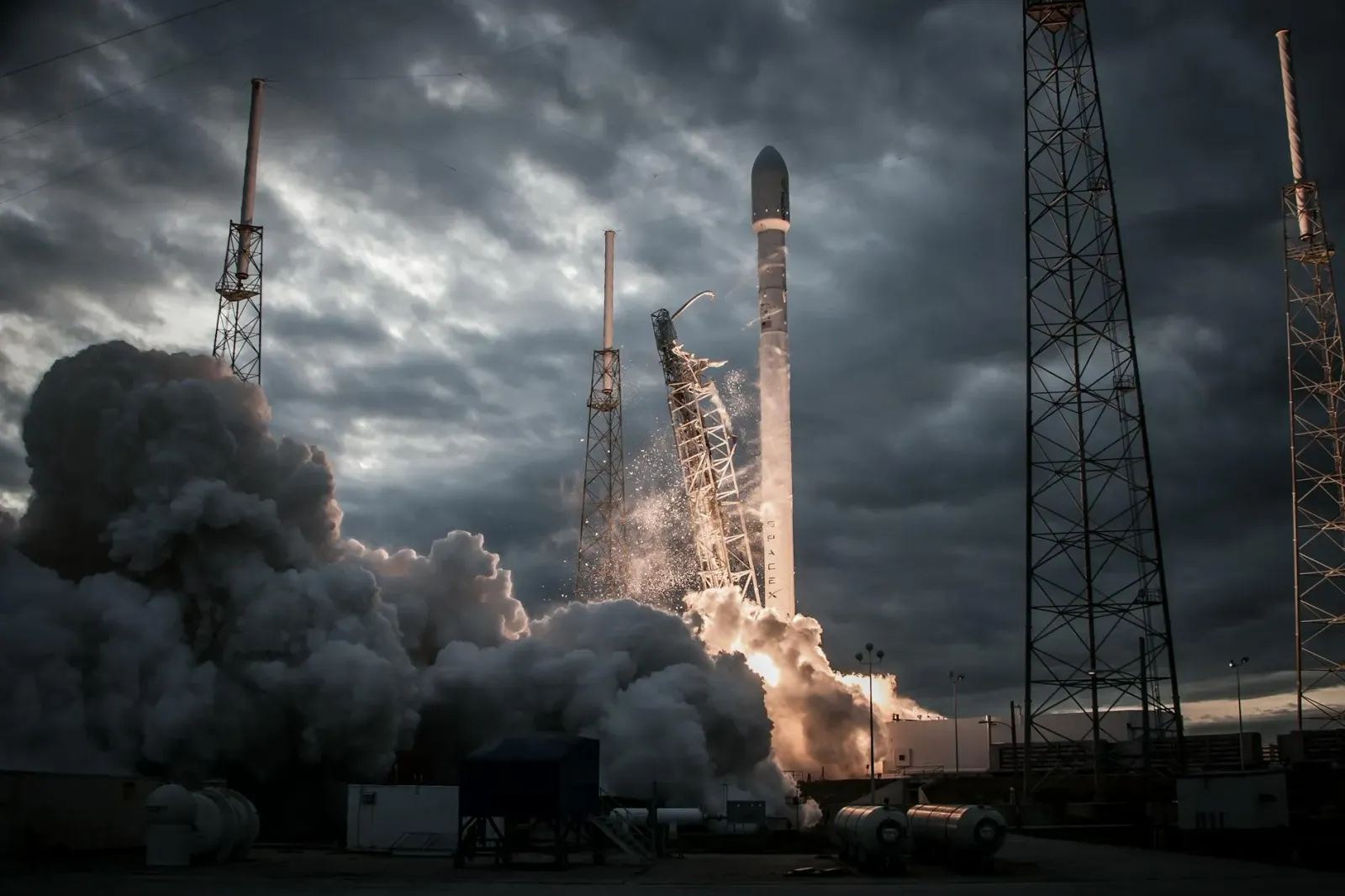 Imajen hatudu foguete SpaceX, tein siber no konstruksaun uma foun iha California - simboliza futuru investimentu, seguransa n