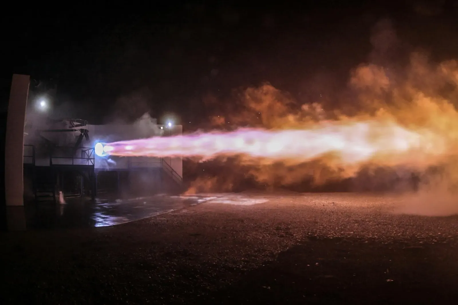 Foguete Blue Origin New Glenn explodiu iha plataforma lansamentu durante teste, ho fumu no fragmentu espalhados iha Palapa, F
