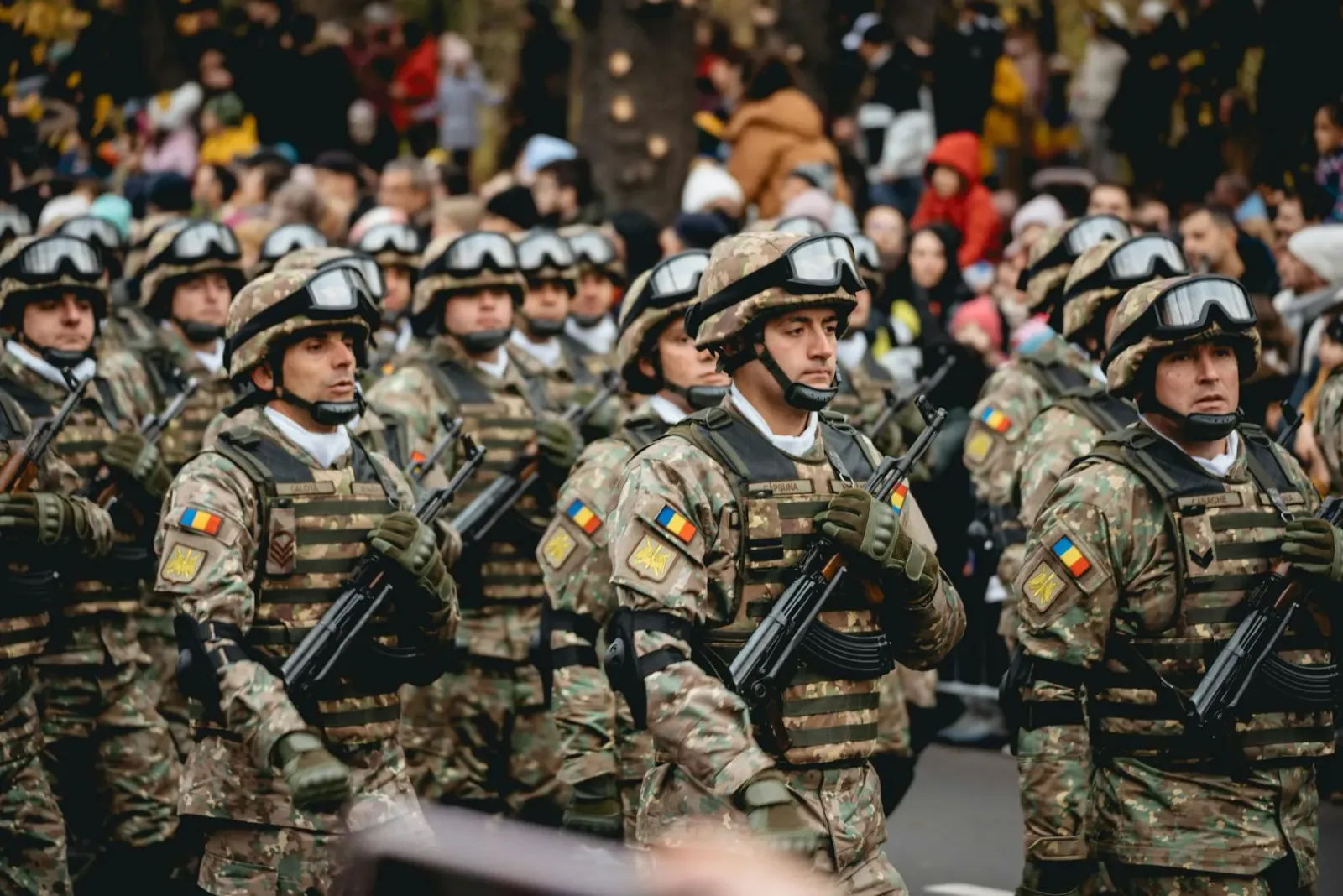 Imajen hatudu tropa militar sira tuur iha eventu ufc iha casa branka, ho bandeira amerika no iluminasaun forte, hanesan simbo