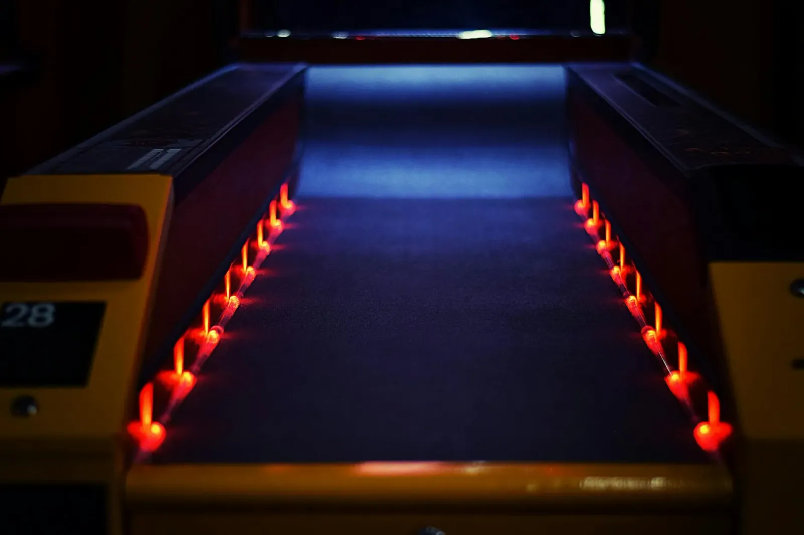 Imajen ida hatudu máquina Kegel ne'ebé aplika mina iha bowling lane ho padraun espesífiku, ho bola bowling iha okos.