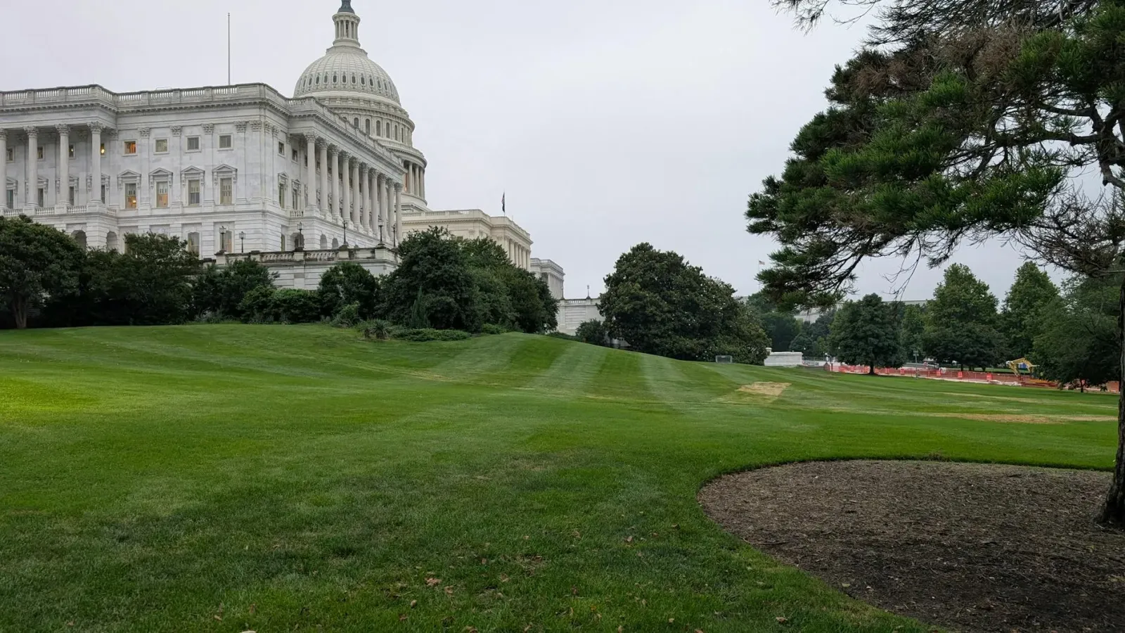 Imajen ida ne'ebé hatudu estadiu Washington Nationals ho bandeira sira no ema barak, iha atmosfera ne'ebé tensu tanba kontrov