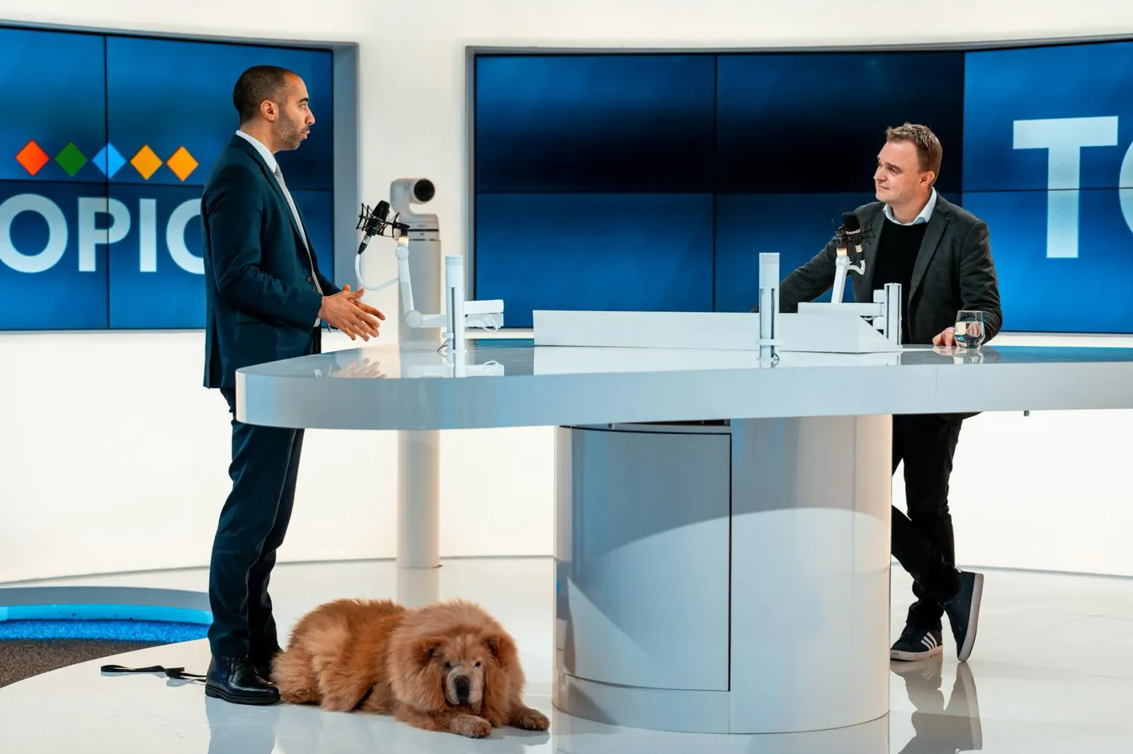Apresentador televizaun ho laran triste bainhira koalia kona-ba notisia krime iha estúdiu