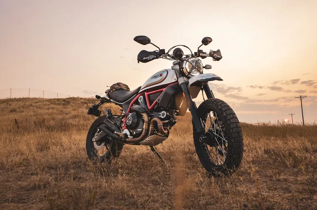 Motorsiklu Ducati Collezione 100 ho livery inspira husi istória 100 tinan, iha fundu pista Mugello