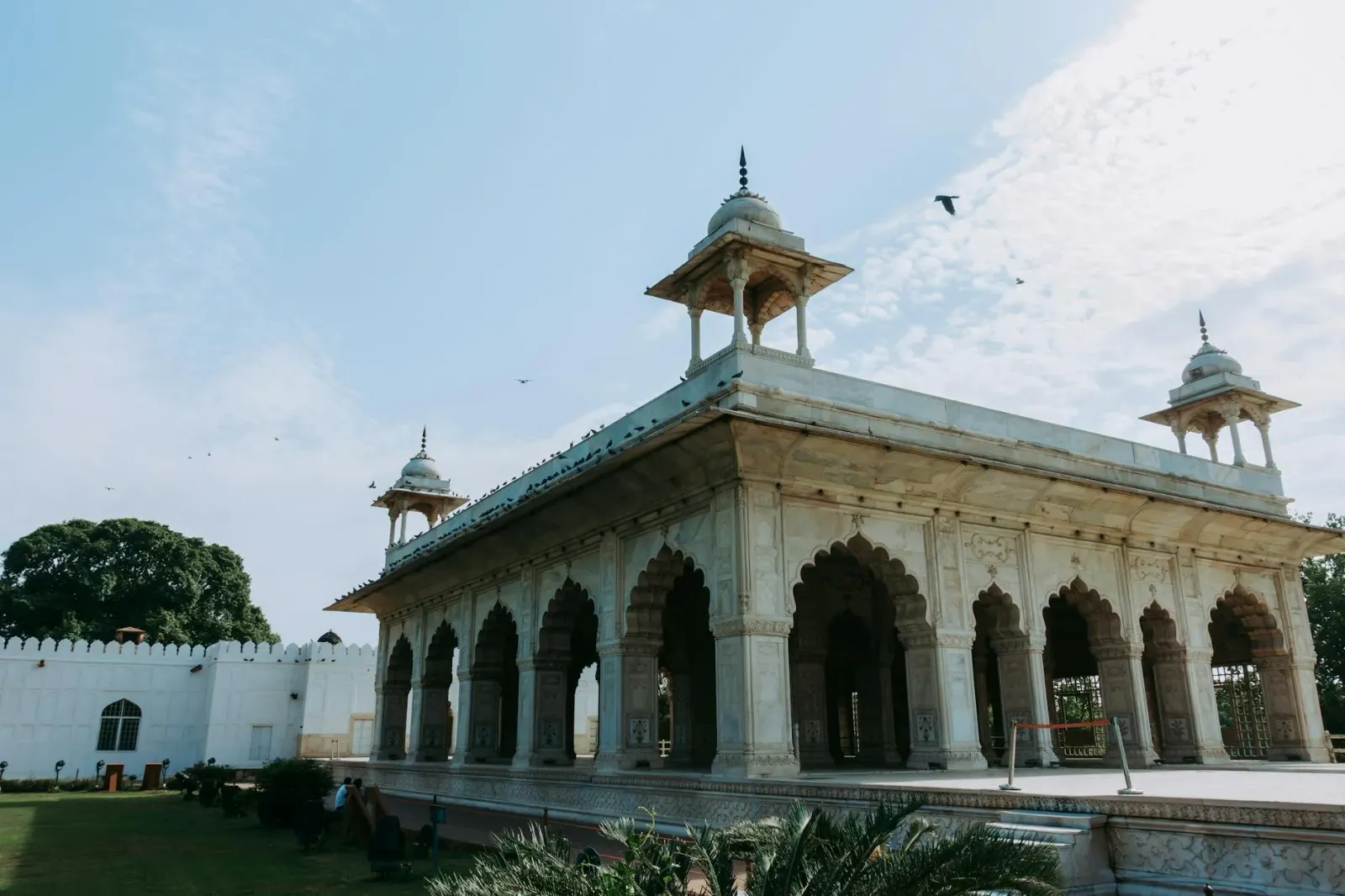 Imajen ida husi edifísiu Tribunal Supremu India iha Delhi, ho área matak no estrutura patrimóniu iha kotuk, hanesan símbolu b