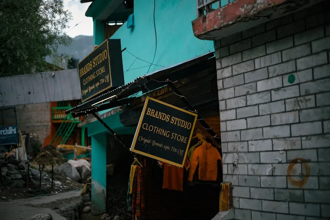 Imajen ida hatudu estudante sira ho dokumentu iha eskritóriu edukasaun Himachal Pradesh, simboliza oportunidade segundu ba ex