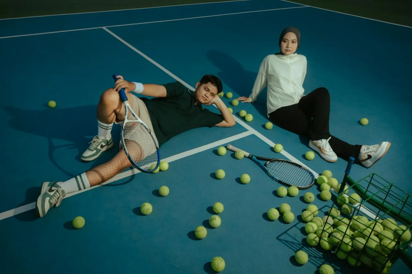 Jannik Sinner, jogadór tenis número 1 mundu, iha French Open 2026 ho facial espresaun moras, iha court vermellu, ho ema barak