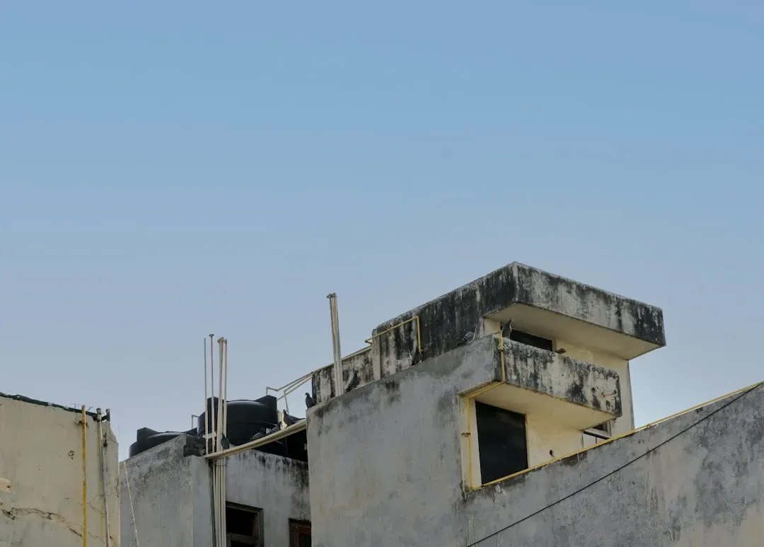 Edifísiu monu iha Delhi ho ekipa resgate servisu iha okos ruin, bombeiro sira buka ema kadeia, foto husi fatin.