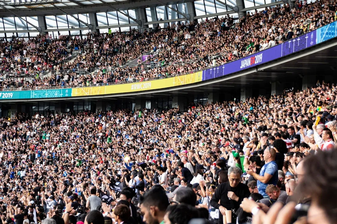 Ema barak hamutuk haree final Champions League iha televizaun boot, sira hamriik no sorri, hatudu alegria tanba sira bele har