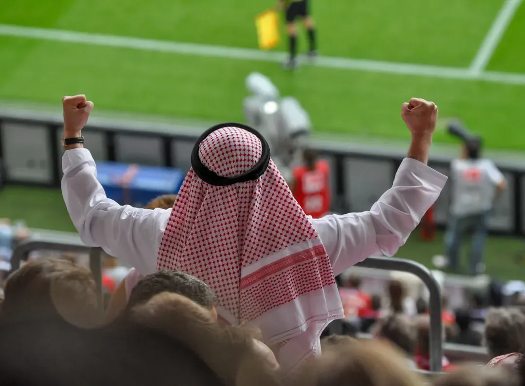 Imajen ida kona-ba jogadora cricket Freya Kemp selebra tiha vitória ho nia kolega sira iha estadiu Bristol, hatudu ema barak 