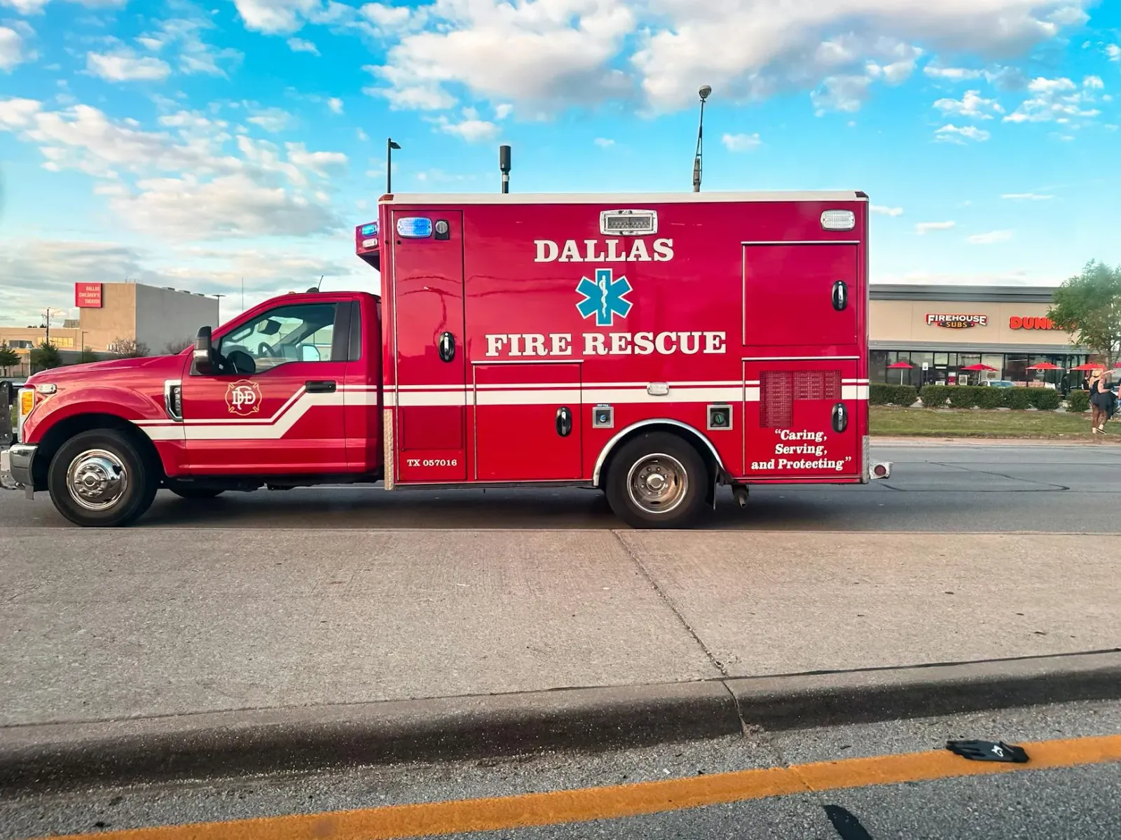 Edifísiu apartamentu boot iha Dallas ne'ebé nakonu ahi, ho bombeiro sira servisu iha fatin, no fumaça boot iha lalehan.