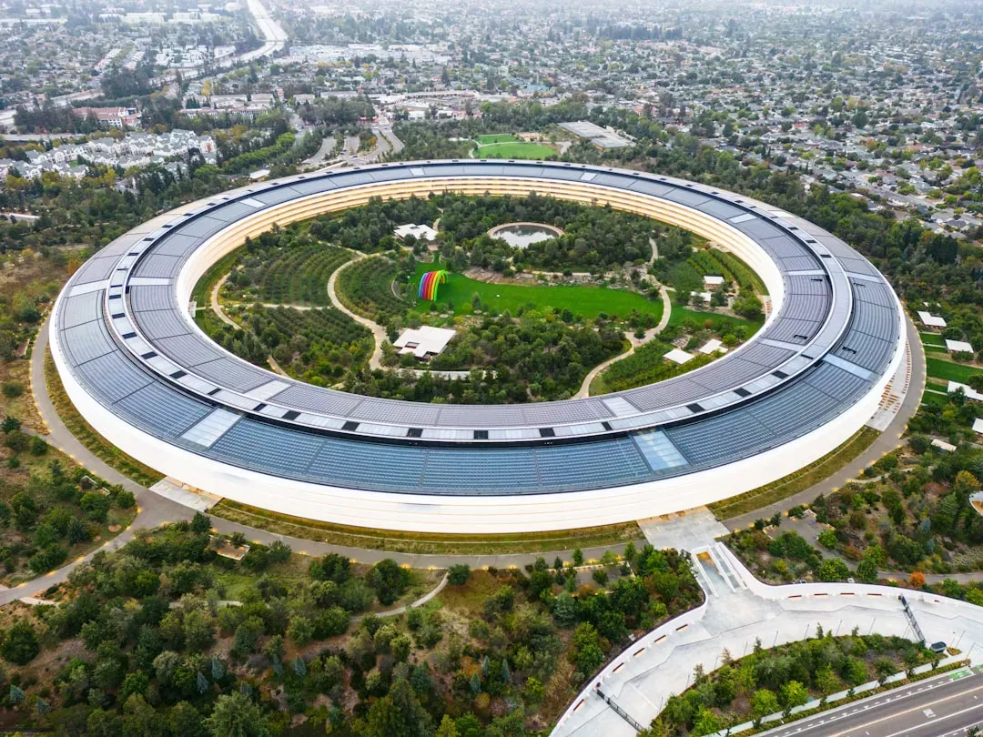 Ilustrasaun kona-ba AI data center foun iha fatin ne'ebé la'ós Silicon Valley, ho komputador no luz azul ne'ebé hatudu teknol