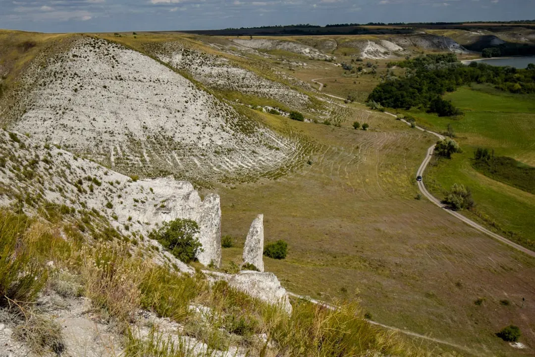 Imajen husi giant chalk Cerne Abbas iha Dorset, Inglaterra, ne'ebé hetan restorasaun, ho ema ki'ik iha okos atu kompara nia a