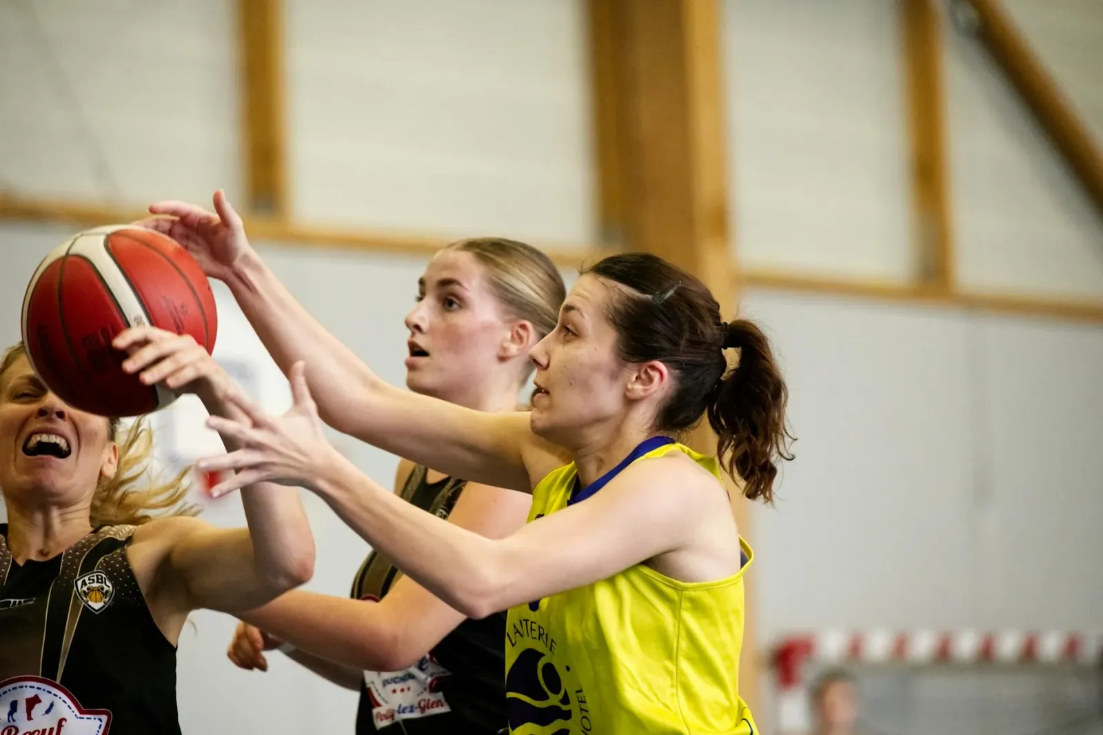 Jogadora Caitlin Clark iha jogu WNBA entre Fire no Fever, ho bola iha liman, iha estadio cheio ho torcedor sira
