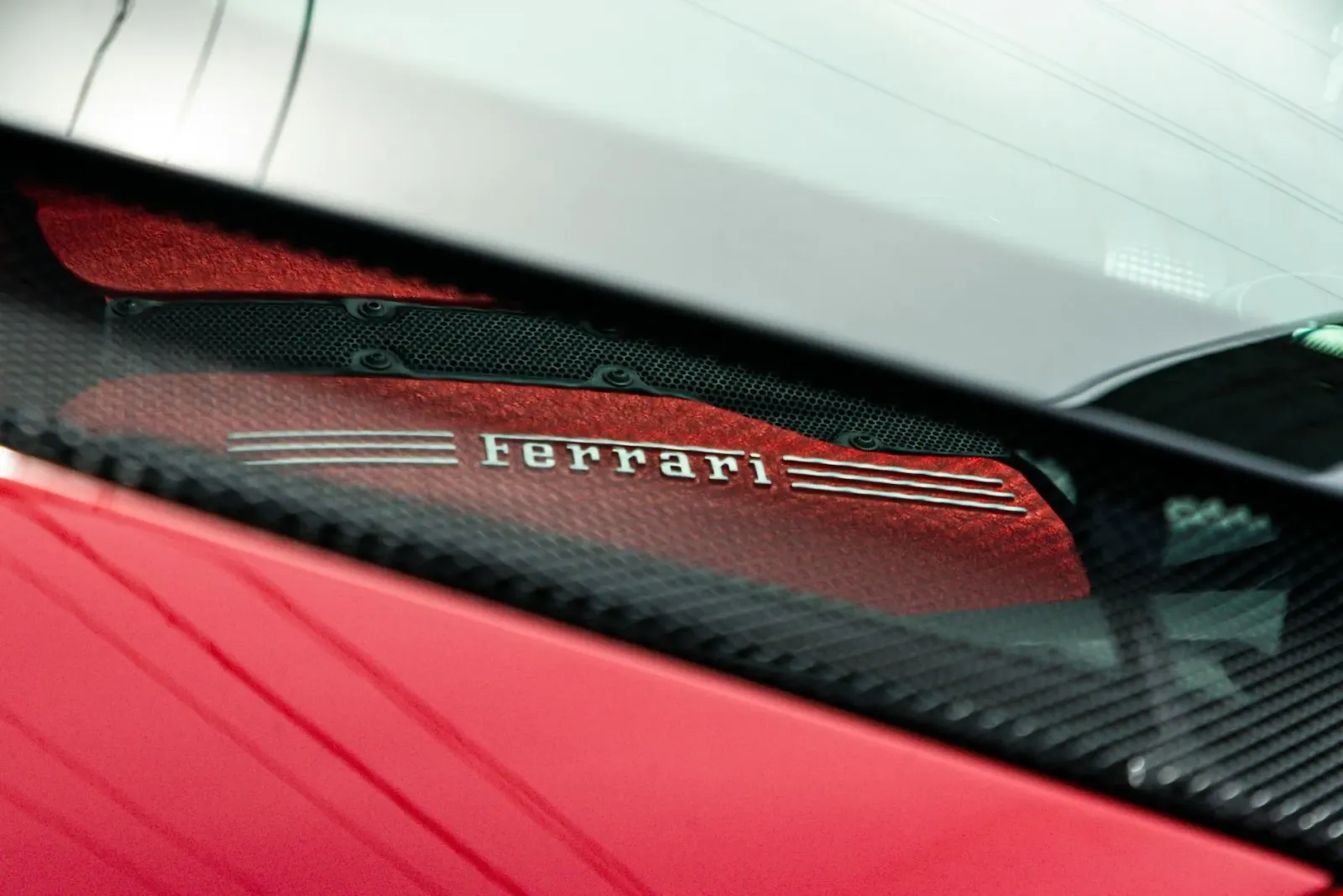 Fotografia ida hatudu karreta Ferrari Luce elétrika ho desen futurista, ho ókulu intelijente iha leten, no istadiu desportu i