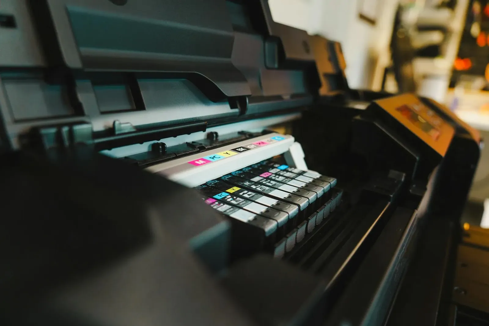 Imajen ida hatudu mákina mina bowling lane hanesan inkjet printer, hamutuk ho ekipamentu kamping REI no televizaun Hisense Mi