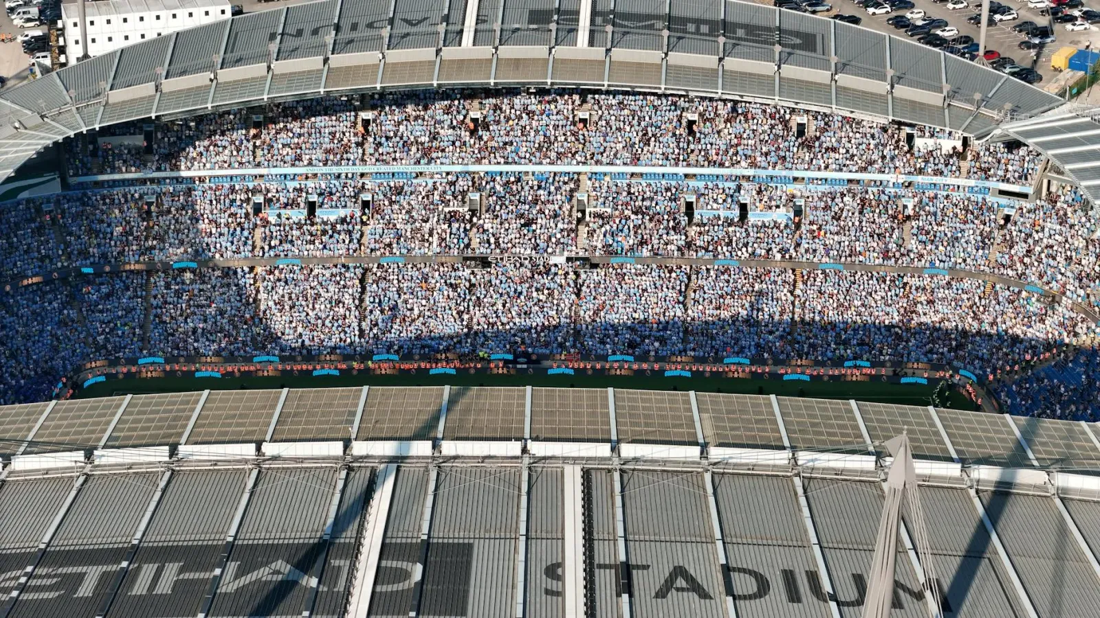 Aviaun United Airlines iha kokpit ho passageiru, no estadiu futebol cheio ho torcedor sira, ilustra imprevistu iha viajen no 