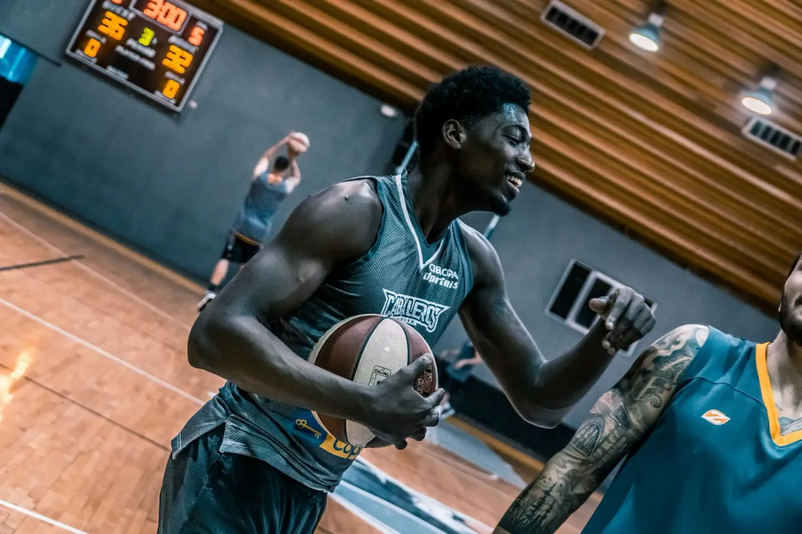 Gabby Williams, atleta WNBA husi Golden State Valkyries, hatudu nia forsa iha jogu basket, ho ai-han vegan hanesan tofu no fe
