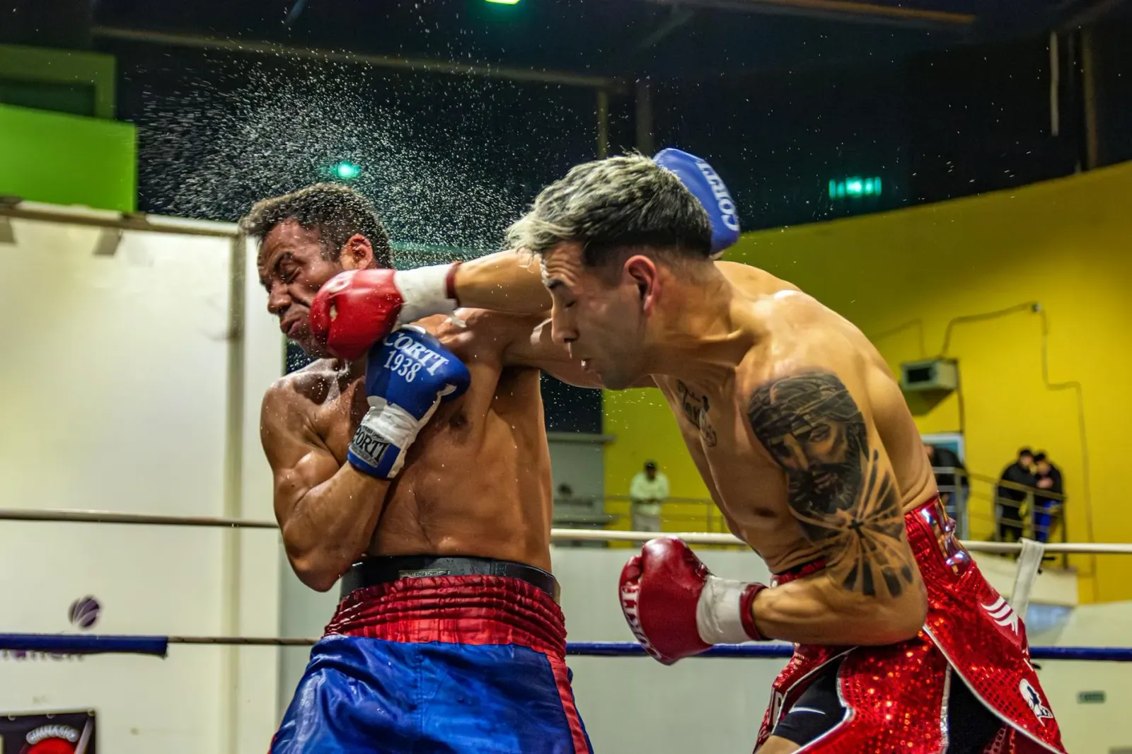 Lutadór UFC Cody Haddon ho laran tomak koalia iha mikròfenu hafoin knockout iha UFC Macau, hatudu ninia frajeza no husu ajuda