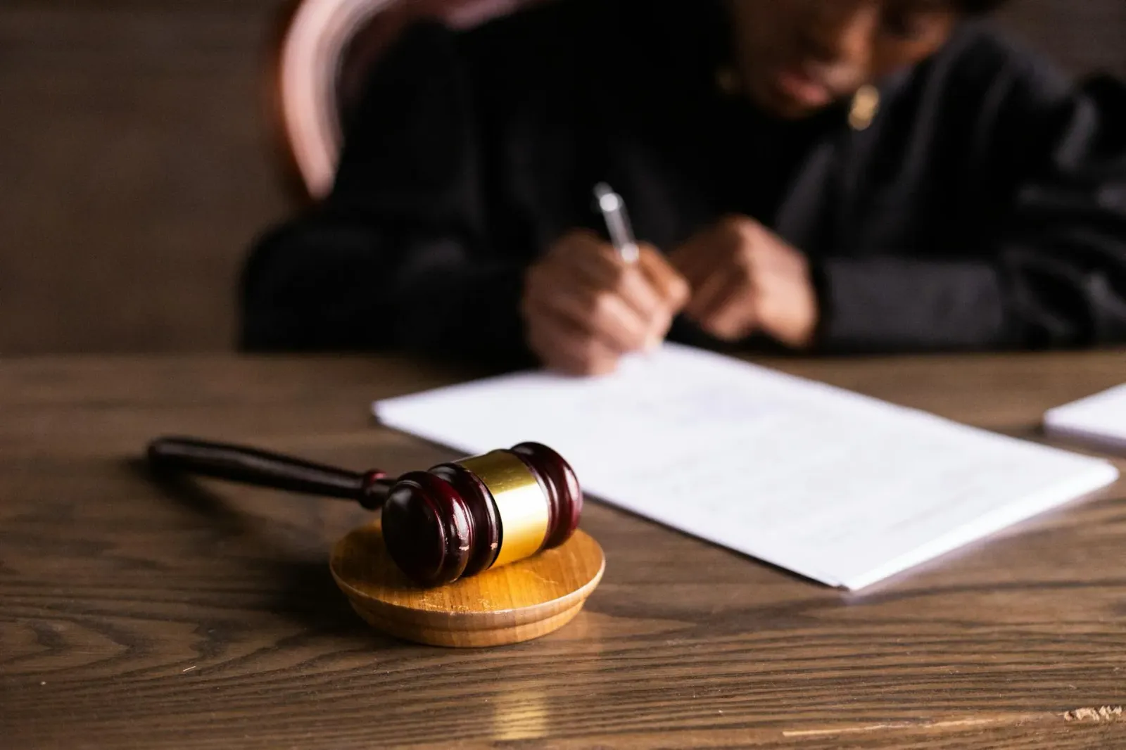 Iha sala tribunal, juíz tau martelu iha meza, simboliza justisa no desizaun kona-ba kazu doutór envenena la'en ho Drano ne'eb