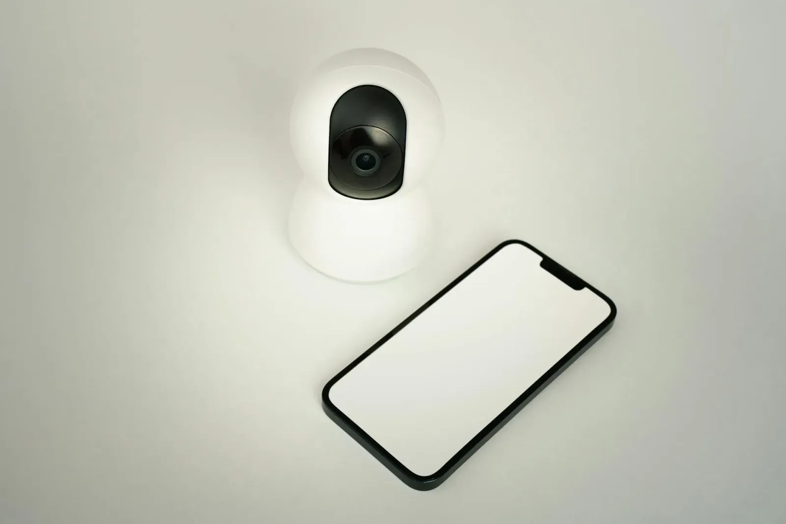 Ema ida uza AI pendant ki'ik iha leten bá, grava hela koalia, ho ikun teknolojia no privasidade digital iha fundu