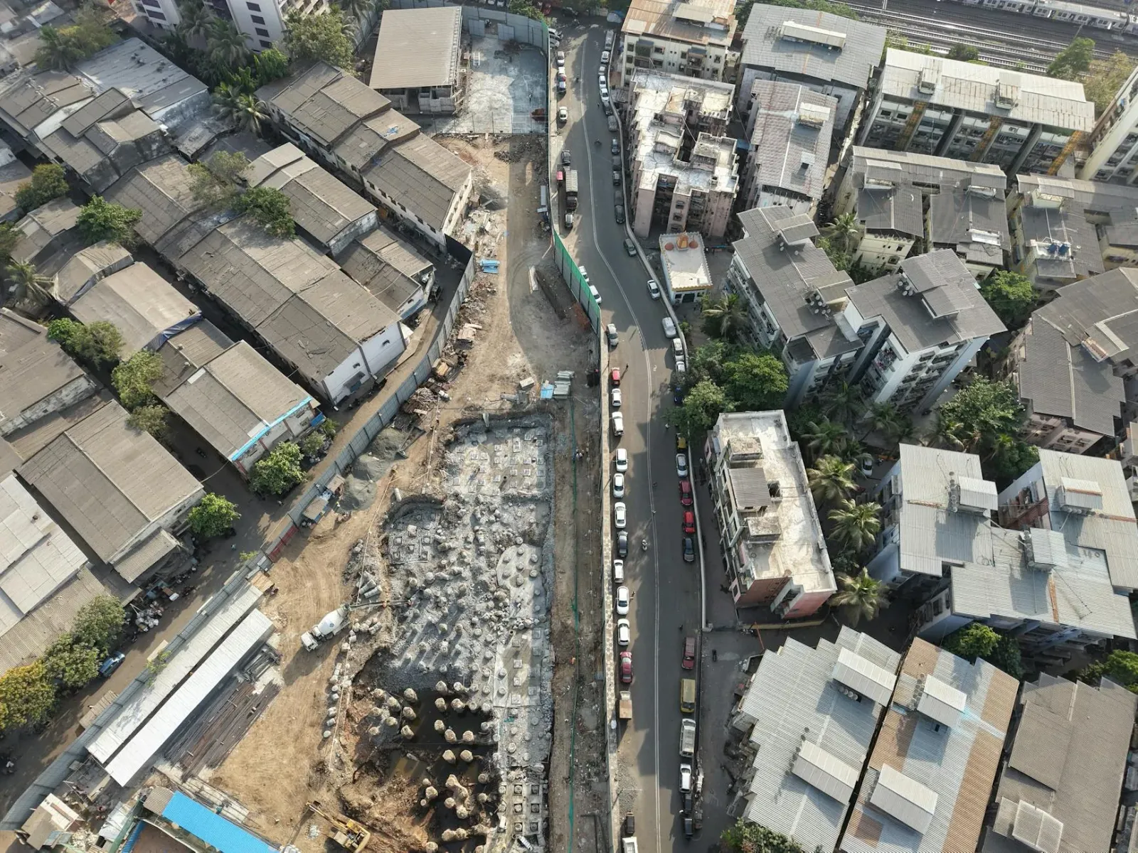 Ponte foun Mrinaltai Gore iha Mumbai, ho auto-estrada no veíkulu barak, hatudu infraestrutura urbana moderna iha Índia