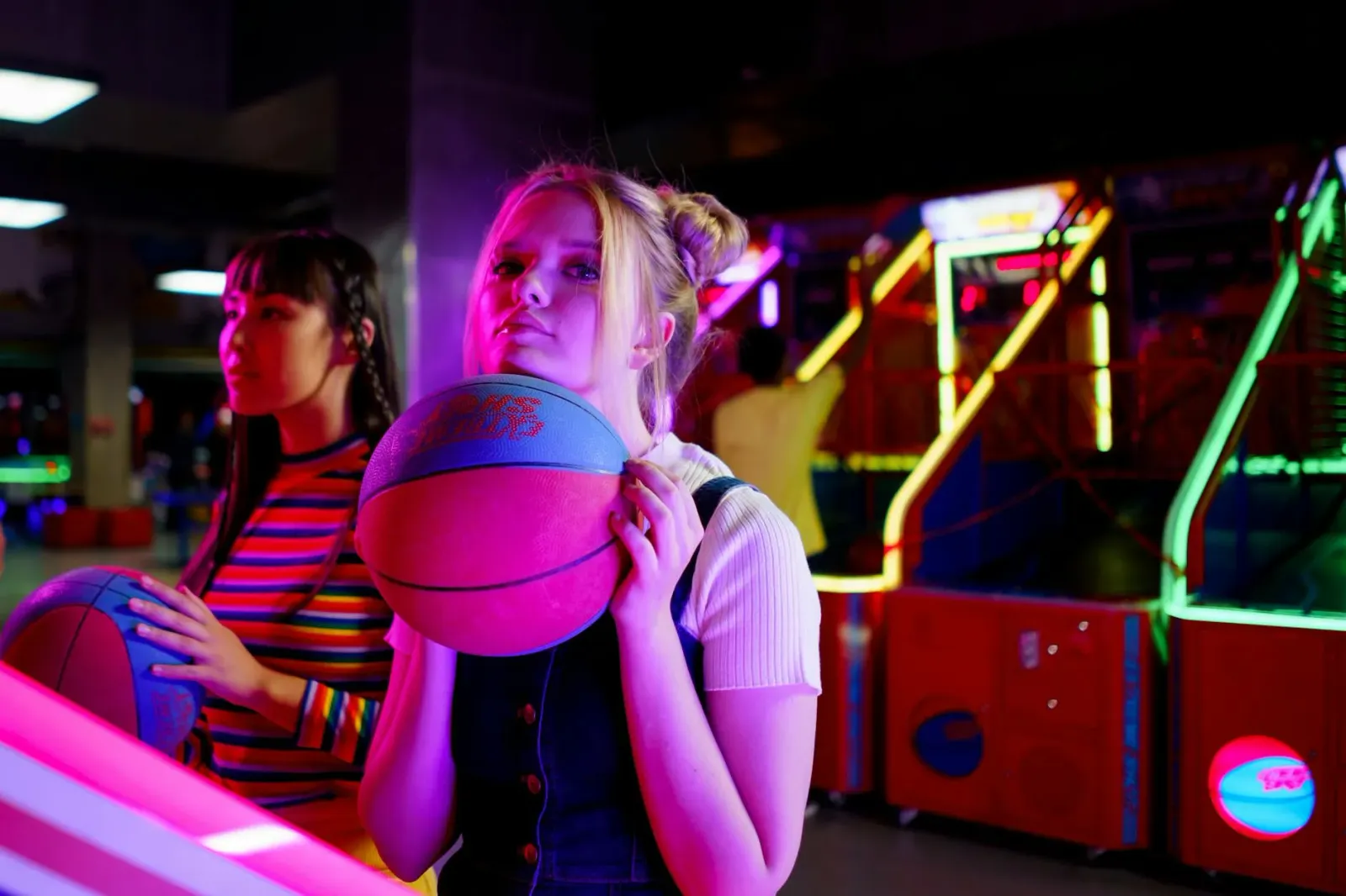 Imajen ida ne'ebé hatudu revista lokál iha meja, ho laptop ne'ebé hatudu Netflix nia pájina, no bilhete basquetebol iha kotuk