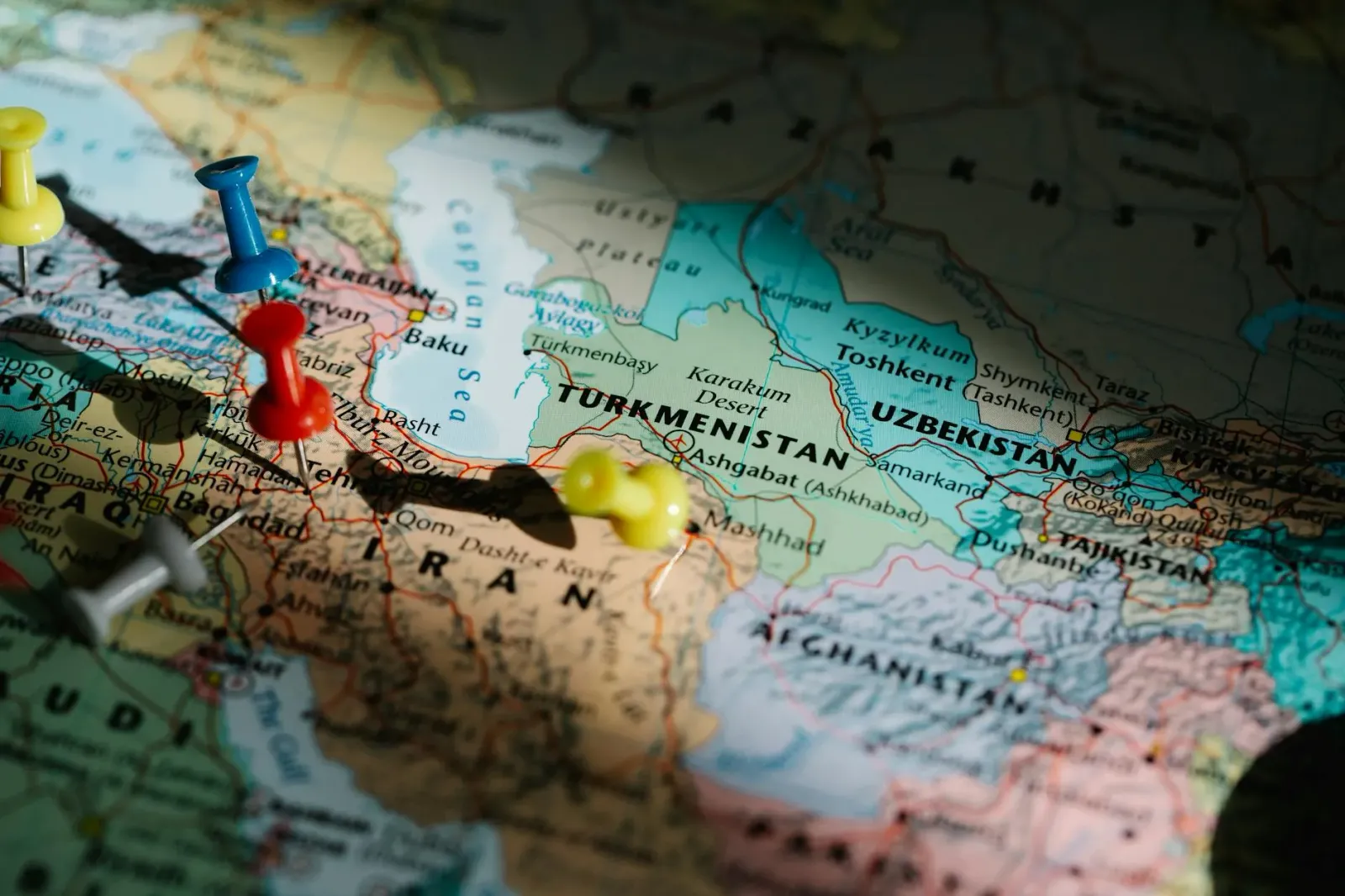 Mapa ne'ebé hatudu tensaun entre Estados Unidos no Irán ho lokal diplomatiku no linha tempu ceasefire