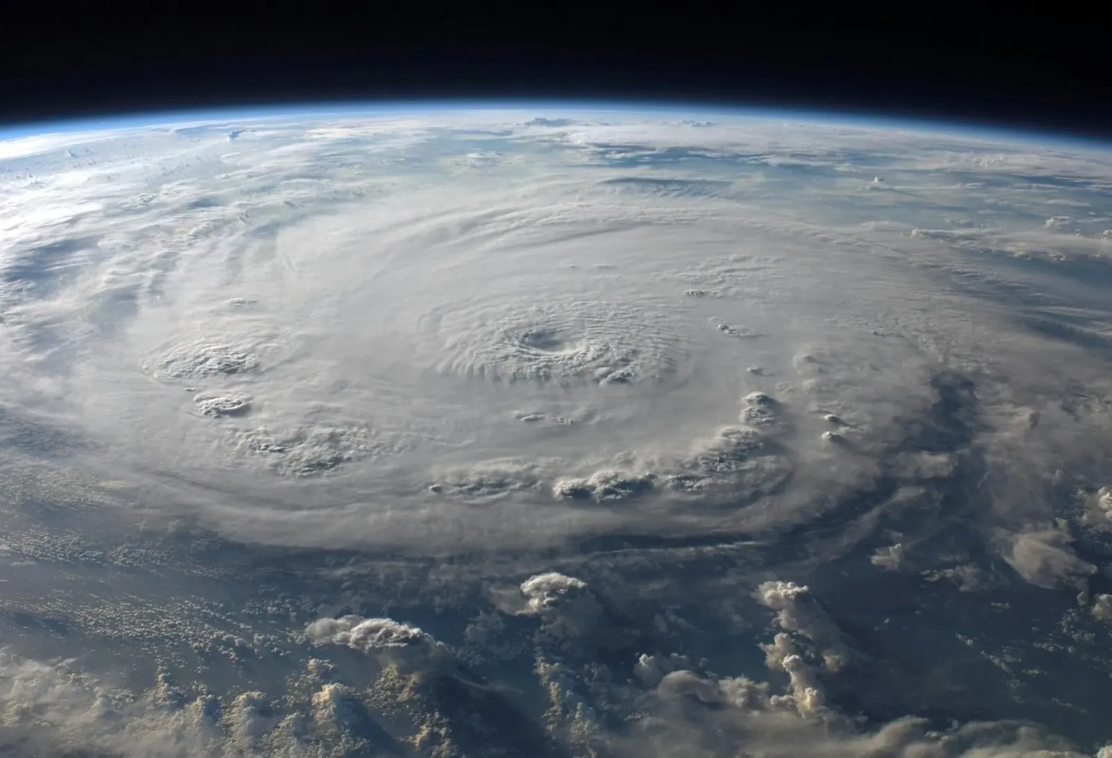 Mapa satélite hatudu tempestade boot iha Gulf Coast, ho uma ne'ebé iha danu no jogadór sira tuur iha locker room ho rosto pre