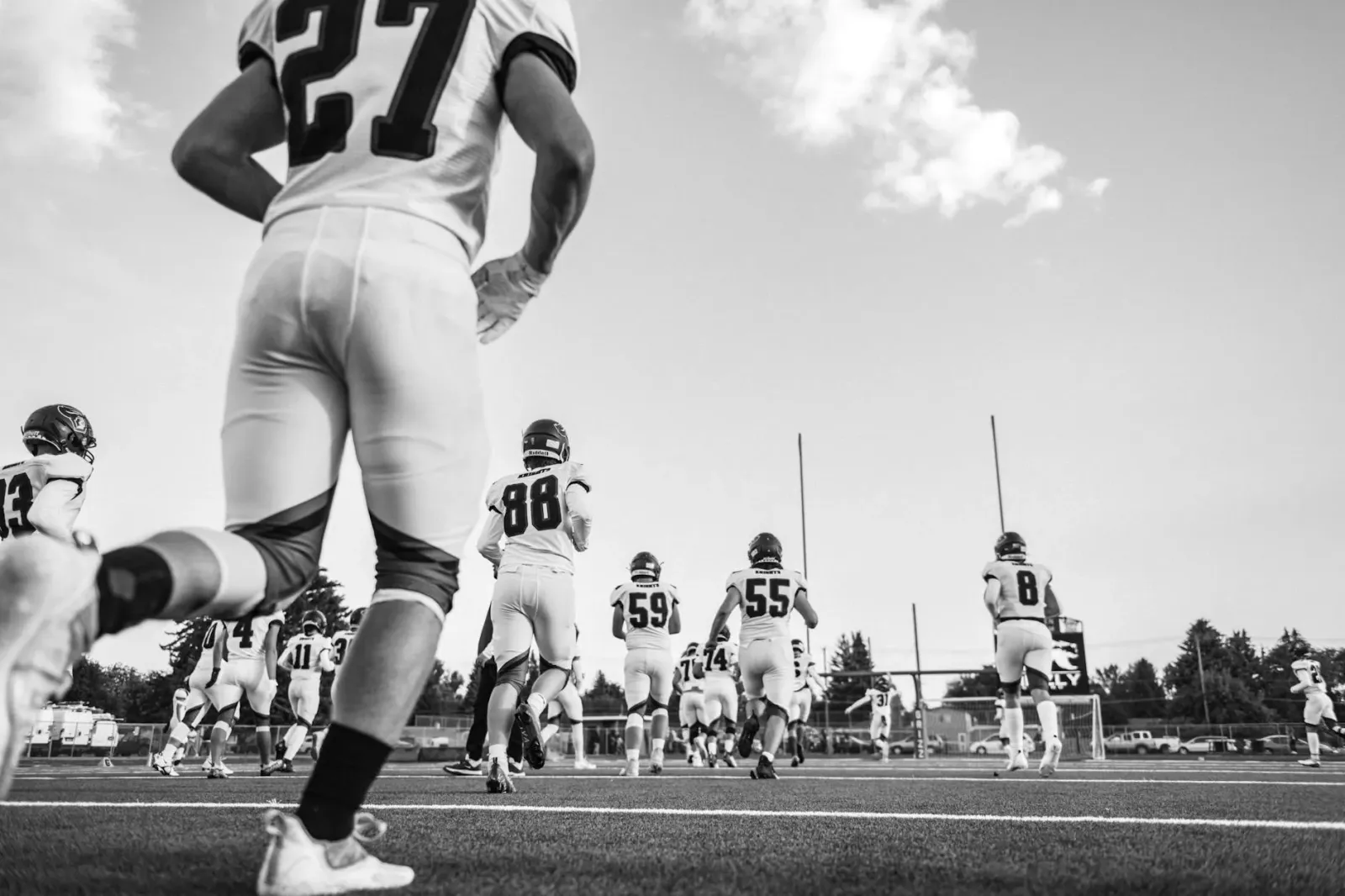 Jogadór futébol George VanSandt ho uniforme Oregon Ducks iha kampu, hatudu nia oportunidade foun iha desportu rekrutamentu