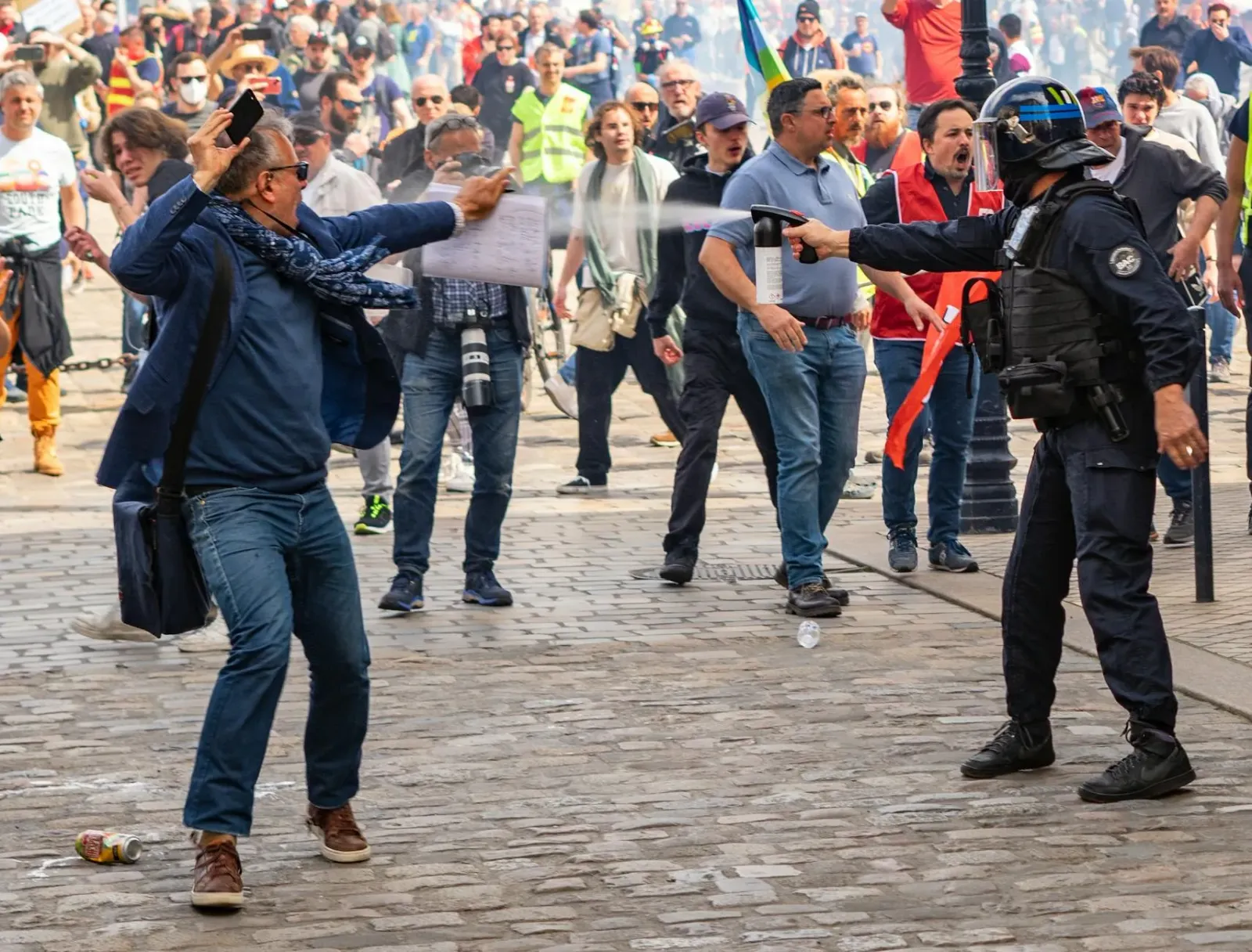 Imajen hatudu protestu iha Franca kona-ba lei eskravidaun, ho ema barak iha dalan hodi bandeira sira, hanesan simbolu luta ba
