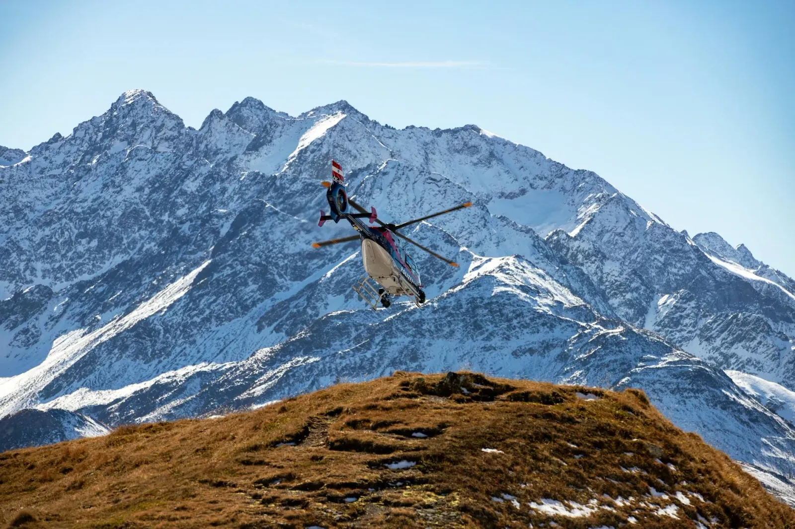 Helikopteru resgata iha neve ho montanha iha kotuk, hanesan misaun resgata Michael Schumacher iha 2013