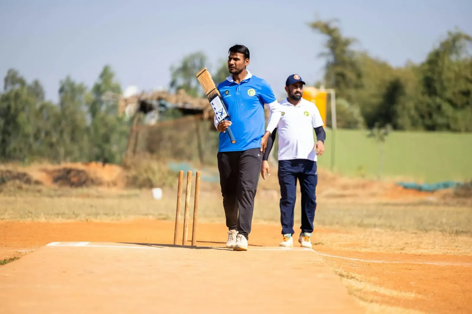 Imajen ida hatudu Rishabh Pant, jogador cricket boot, tuur iha meja ho rosto sériu, durante konferénsia imprensa, hato'o desi