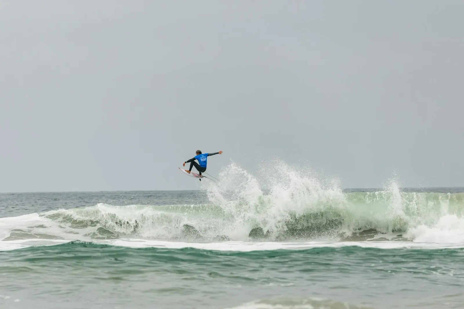 Surfista sira kompeti iha Indian Open of Surfing iha Tannirbhavi Eco Beach, Mangaluru, ho onda boot no orizonté tasi-ibun