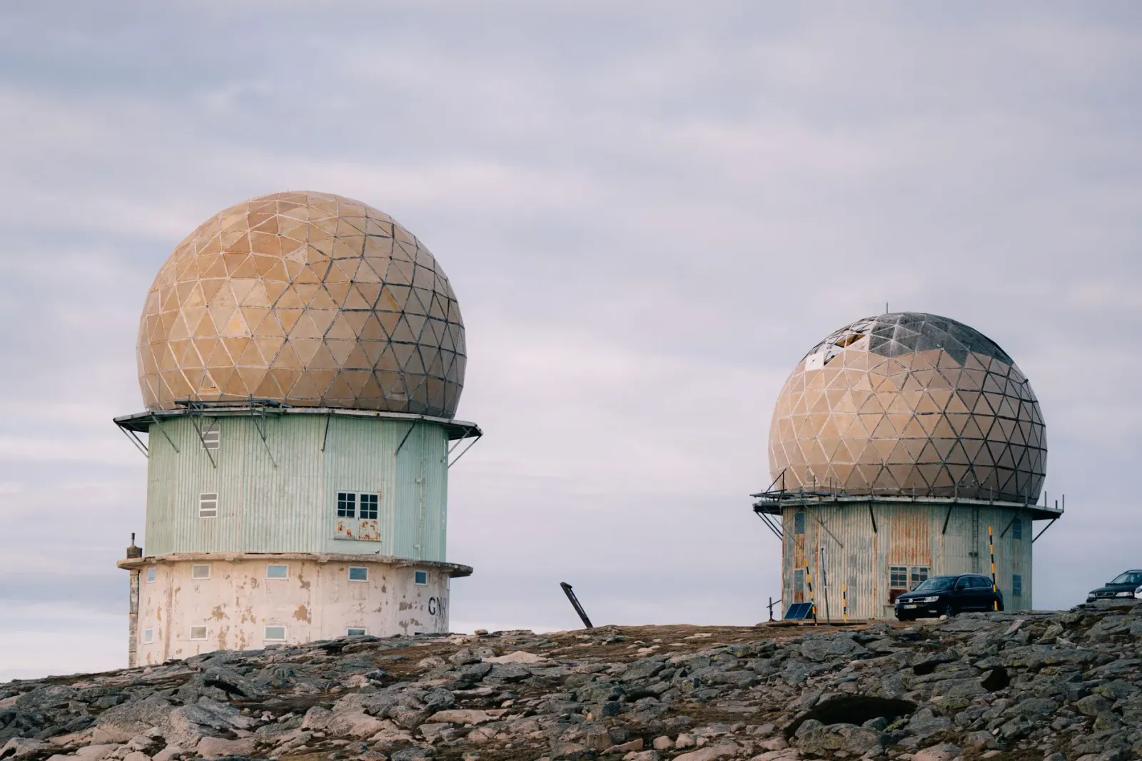 Satélite vigilância monitoriza tasi no kostal iha Índia, ho luz husi satélite iha leten no naviu iha tasi, simboliza segurans