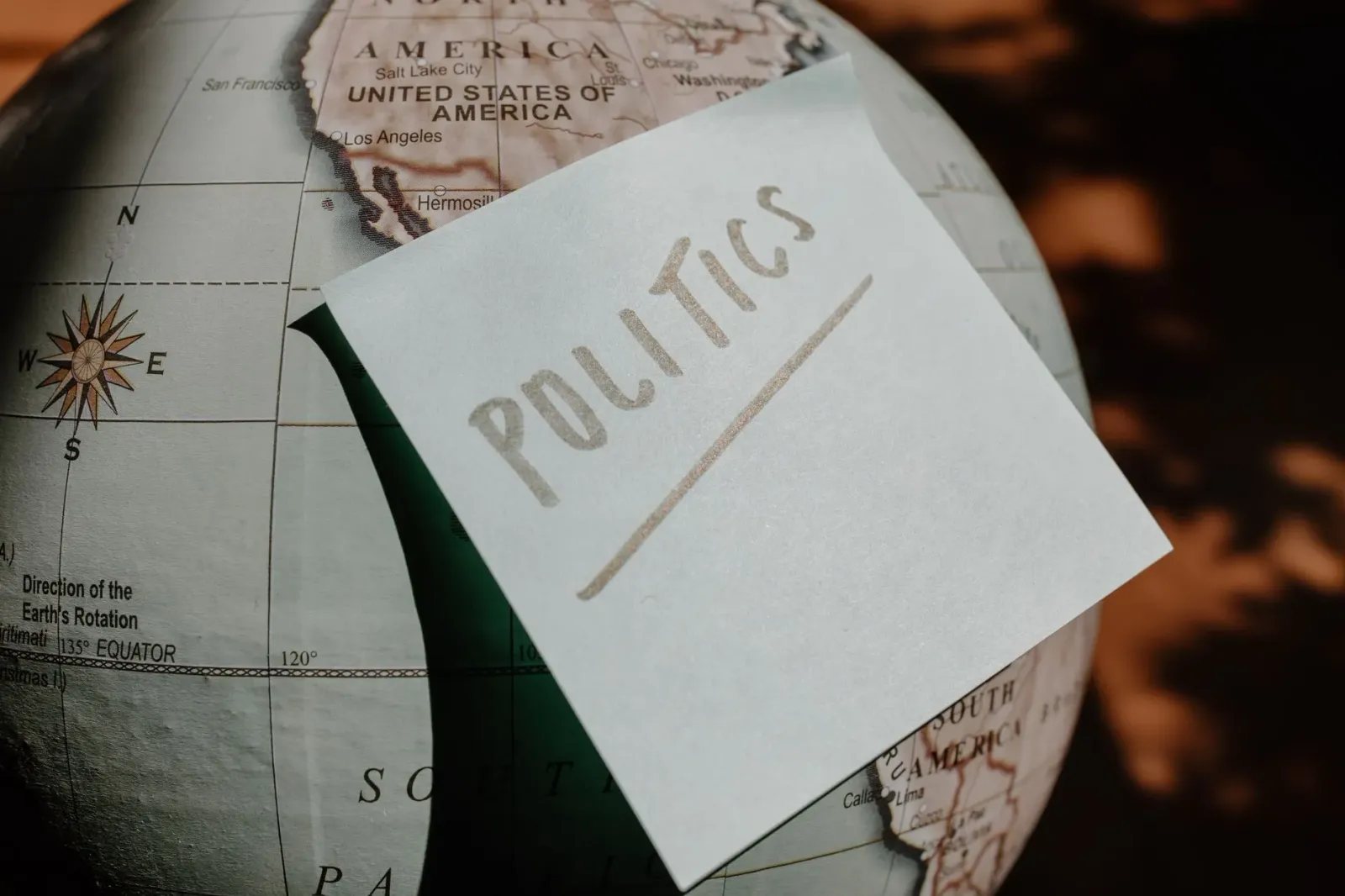 Mundu globál ho mapa, íkon polítika, ekonomia no teknolojia hanesan komputadór, mina no folin osan, iha fundu abstratu