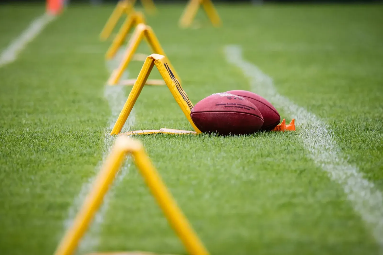 Imajen ida hatudu jogador New York Giants sira pratika iha minicamp iha okos treinador John Harbaugh, ho foku ba konsentrasau